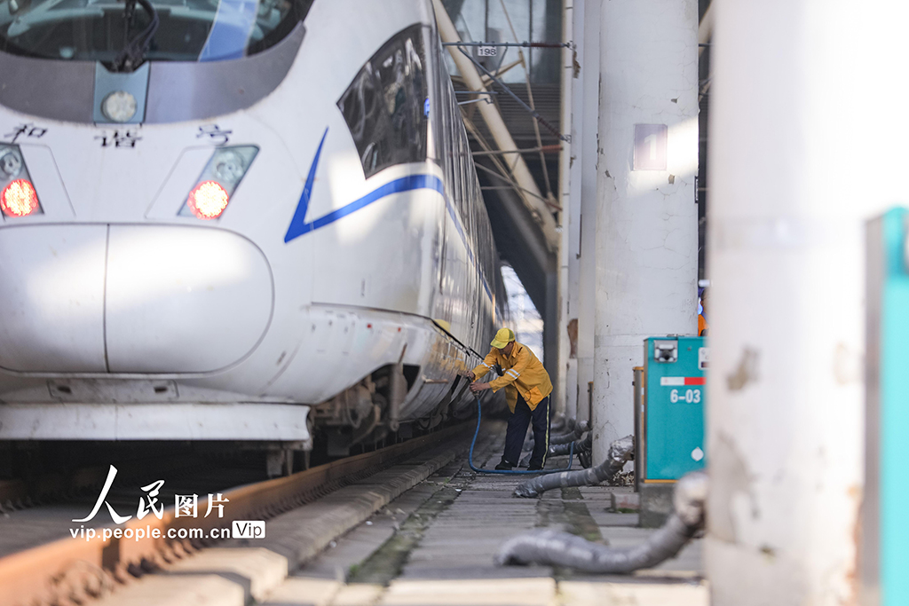 10月1日，国庆假期第一天，山东青岛北站的许多工作人员坚守岗位，在工作中度过假期。张鹰摄（人民图片网）