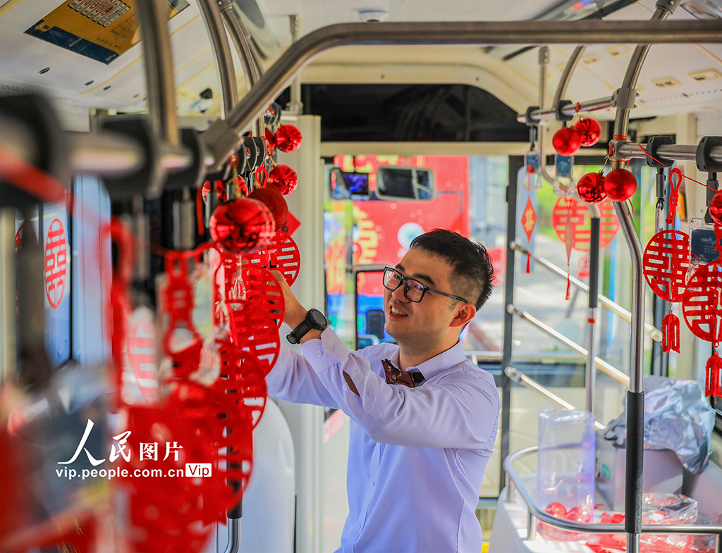 浙江慈溪：“幸福巴士”变身浪漫婚车【3】