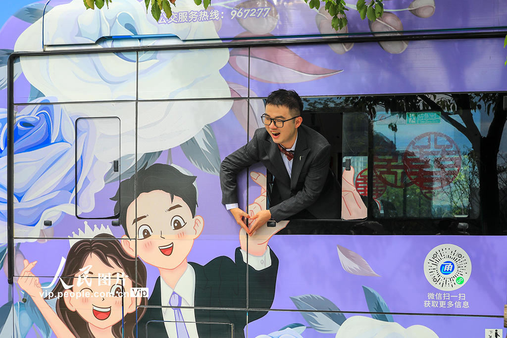 浙江慈溪：“幸福巴士”变身浪漫婚车【2】