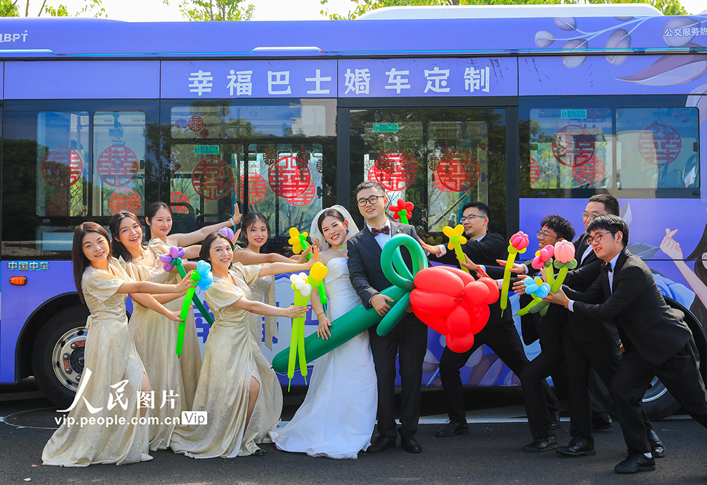 浙江慈溪：“幸福巴士”变身浪漫婚车【6】