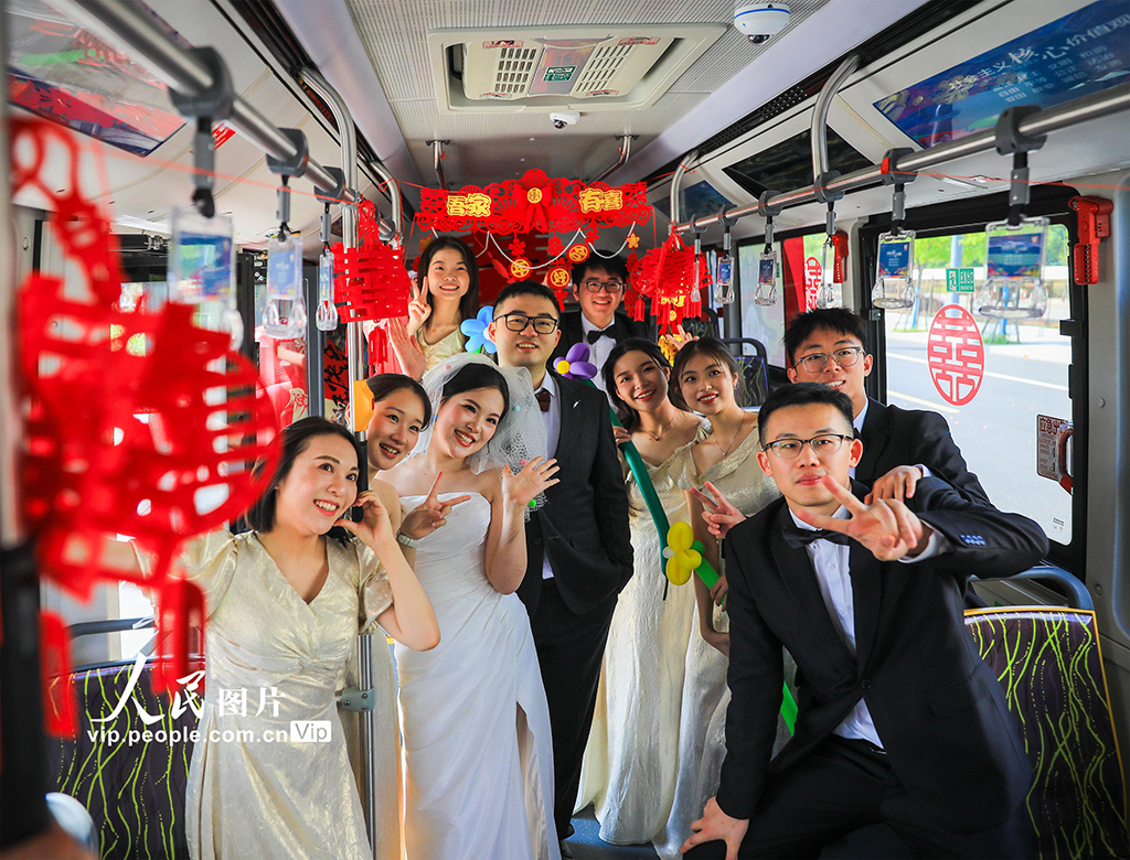 浙江慈溪：“幸福巴士”变身浪漫婚车【4】