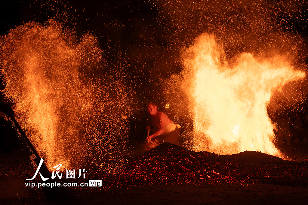 10月6日晚，浙江省金华市磐安县双峰乡，村民在表演“炼火”民俗活动，欢庆中秋佳节。张辉摄（人民图片网）