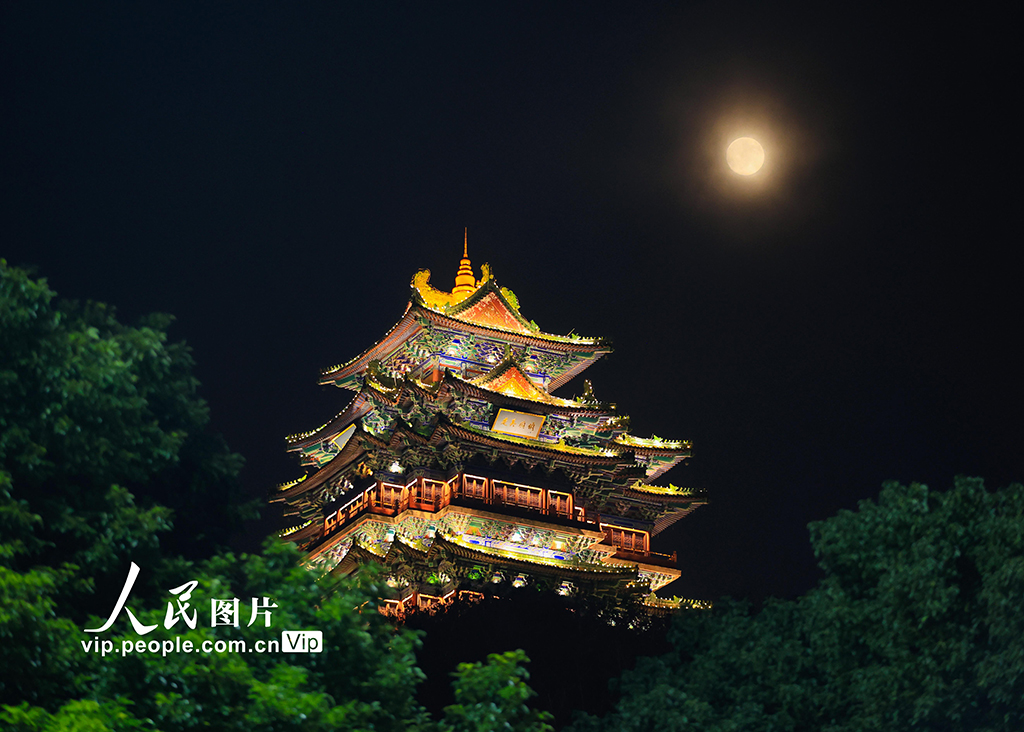 10月6日，一轮圆月与南京阅江楼相映成趣。苏阳摄（人民图片网）