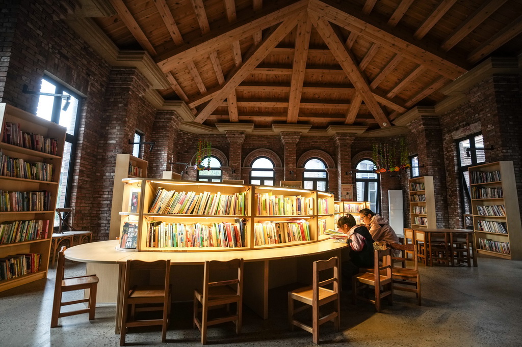 10月6日，游客在沈阳奉天工厂文创园内的城市书房内阅读。
