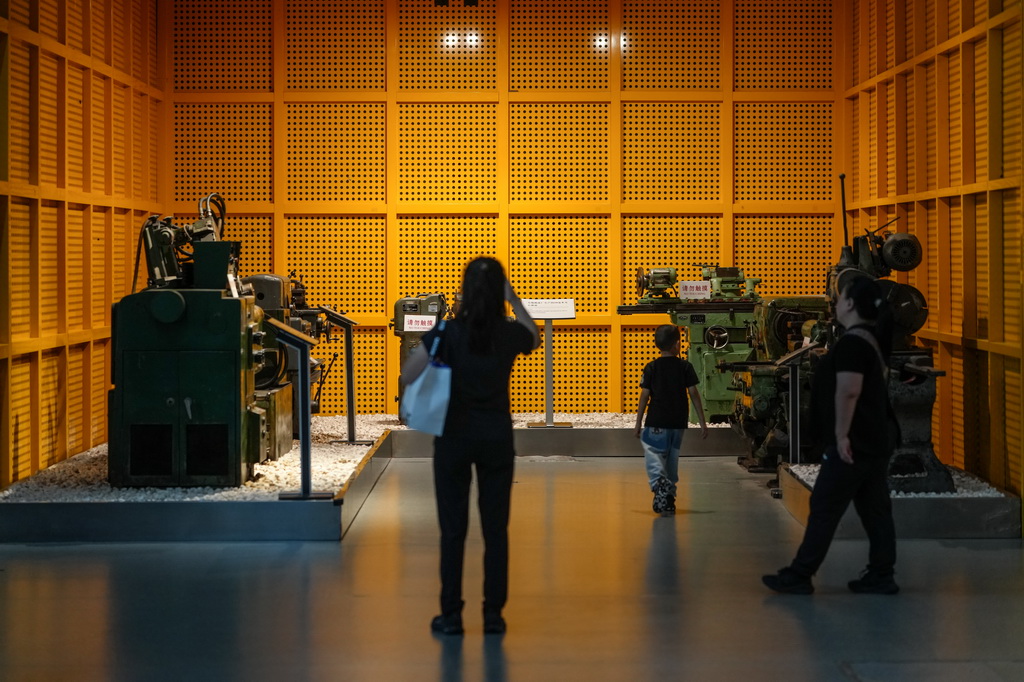 10月1日，游客在中国工业博物馆内游览。