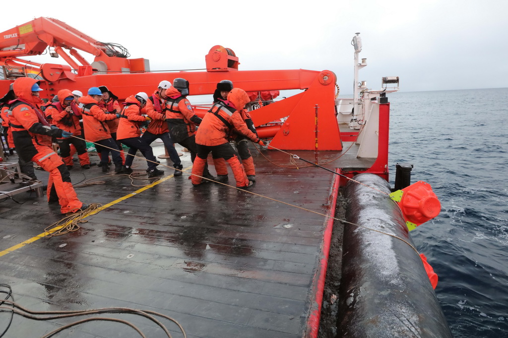 2025年9月12日，队员们在艉甲板回收生态海底着陆器（Lander）。新华社记者 刘诗平 摄
