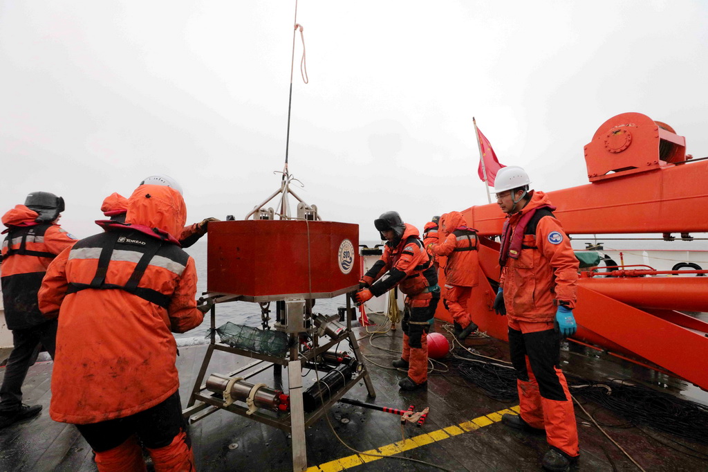  刚刚吊到“雪龙2”号艉甲板上的生态海底着陆器（Lander）（2025年9月12日摄）。新华社记者 刘诗平 摄