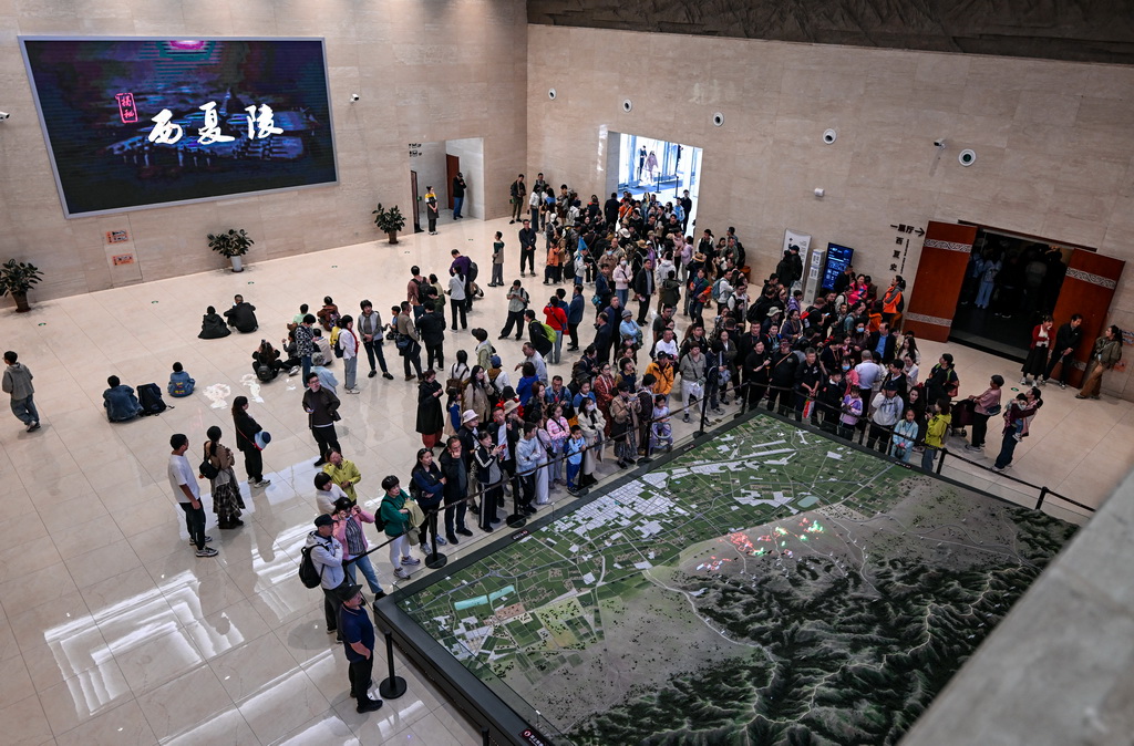 10月2日，游客在宁夏银川市的西夏陵博物馆参观。新华社记者 冯开华 摄