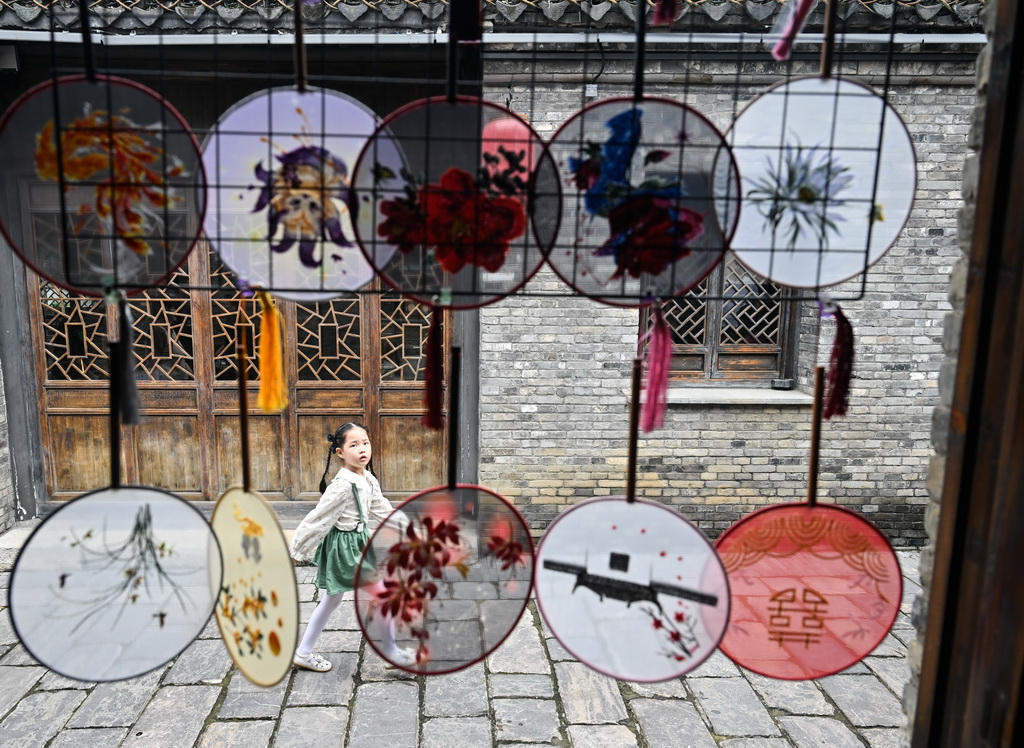 10月1日，小朋友走在盱眙县第一山历史文化街区。国庆、中秋双节期间，江苏省盱眙县推出部分景区免门票、发放消费券等惠民措施，举办丰富多彩的文旅活动。新华社记者 季春鹏 摄