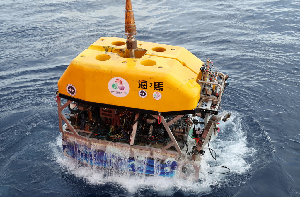采集“源火”后，“海马”号深海遥控潜水器从海底返回，浮出水面（9月18日摄）。
