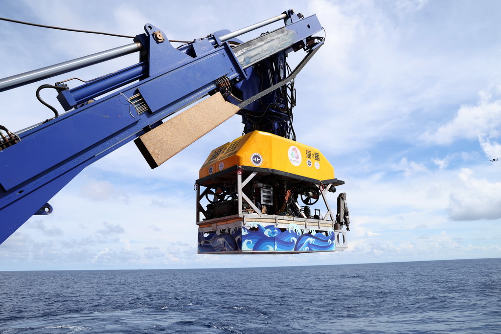 “海马”号深海遥控潜水器搭载着采火装置准备下水采集“源火”（9月18日摄）。
