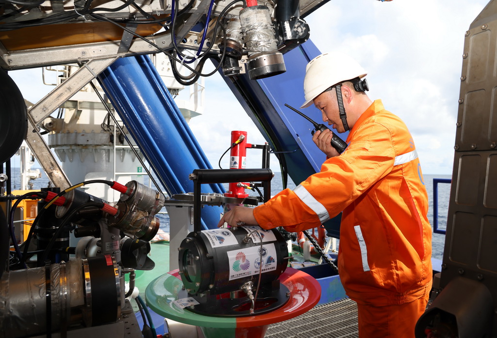 下水采集“源火”前，工作人员在调整搭载在“海马”号深海遥控潜水器上的采火装置（9月18日摄）。