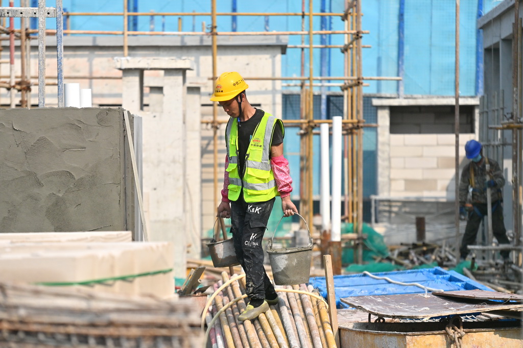 10月9日，中铁二十局工人在南宁市鸡村城中村改造项目建设现场施工作业。