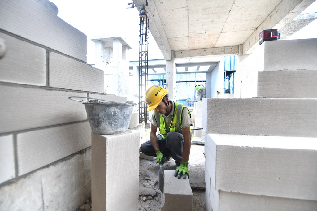 10月9日，中铁二十局工人在南宁市鸡村城中村改造项目建设现场施工作业。