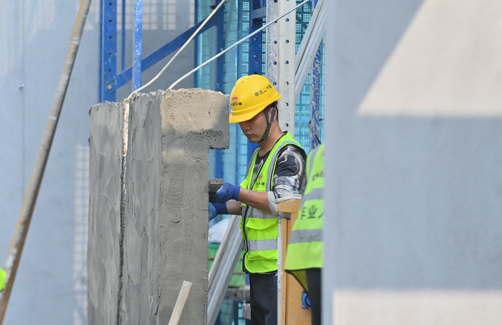 10月9日，中铁二十局工人在南宁市鸡村城中村改造项目建设现场施工作业。