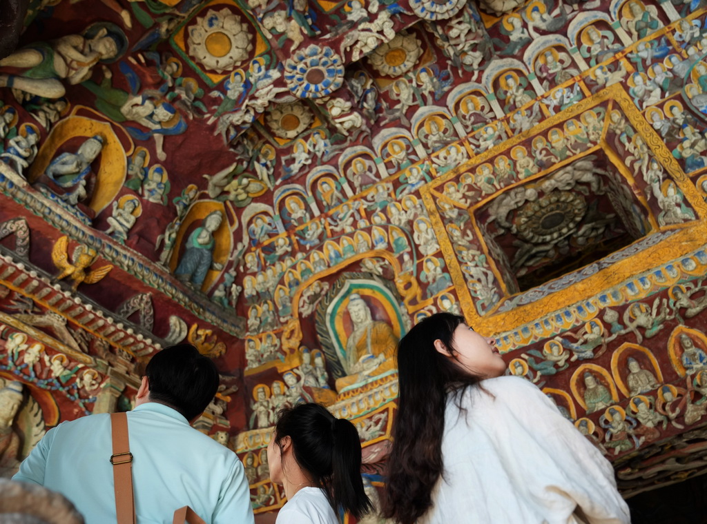 10月9日，在位于今潮8弄的户外展区，参观者游览云冈第12窟“音乐窟”的1:1复制洞窟。