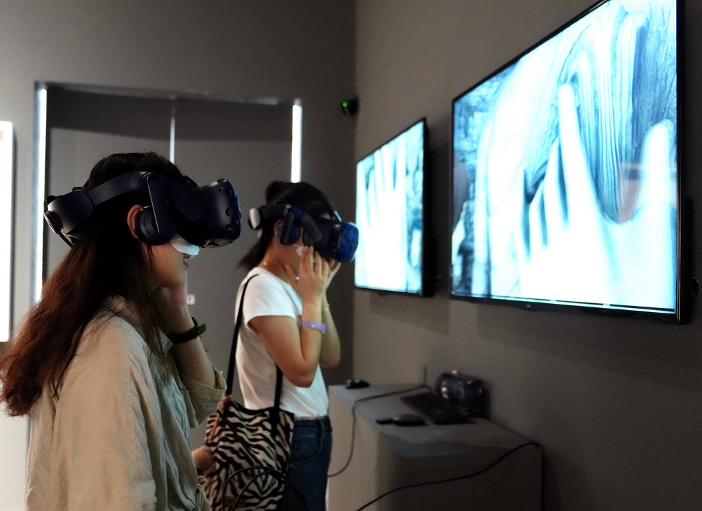 10月9日，参观者在特展现场进行VR交互体验。