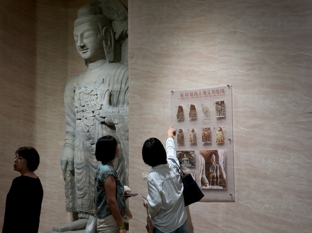 10月9日，参观者在趣看美术馆观展。