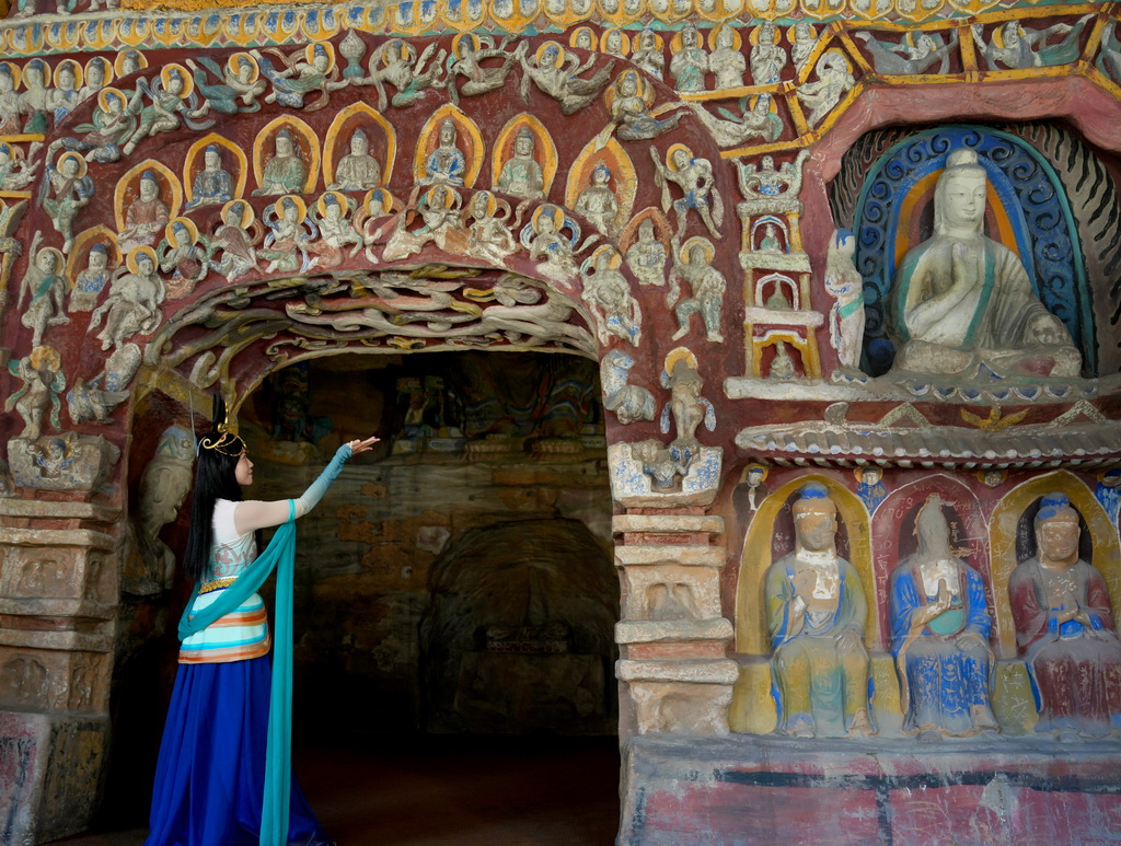 10月9日，在位于今潮8弄的户外展区，参观者在复制洞窟内留影。