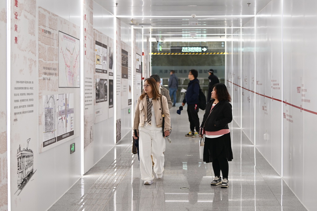 10月10日，地铁乘客在天津卫故城东城墙遗址文物展厅内参观。