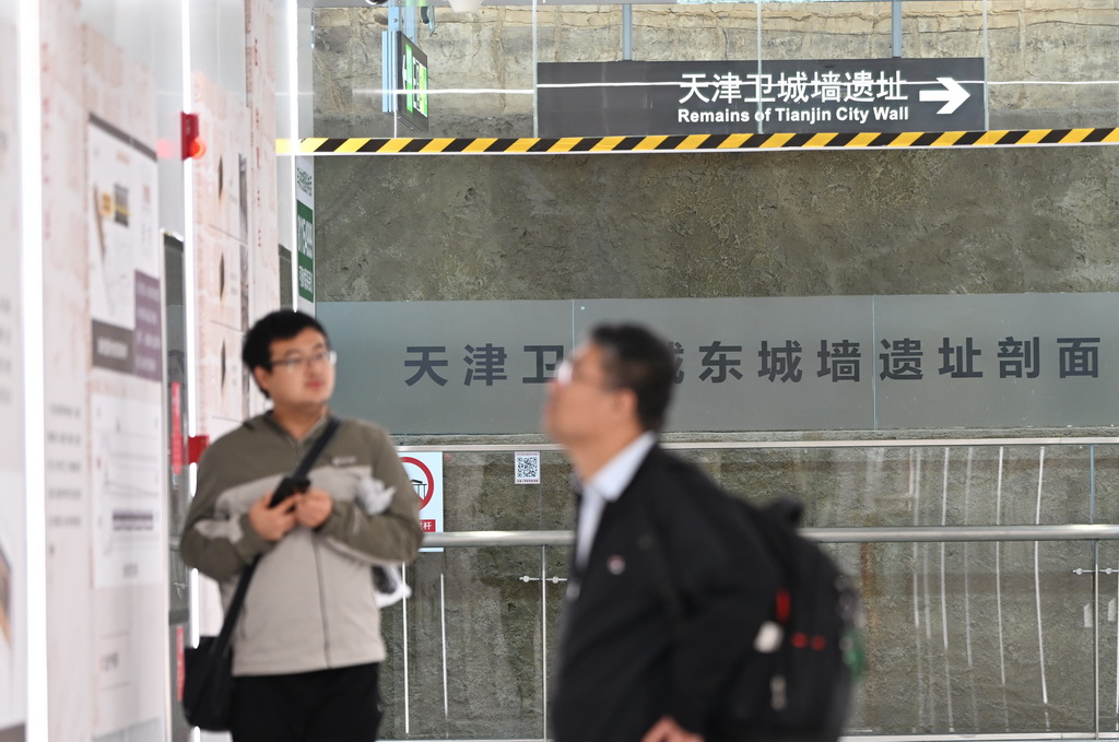 10月10日拍摄的天津卫故城东城墙遗址文物展厅内一角。