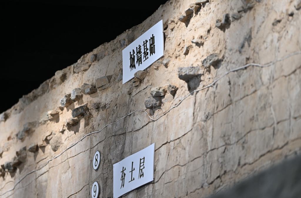 10月10日拍摄的天津卫故城东城墙遗址文物展厅内一角。