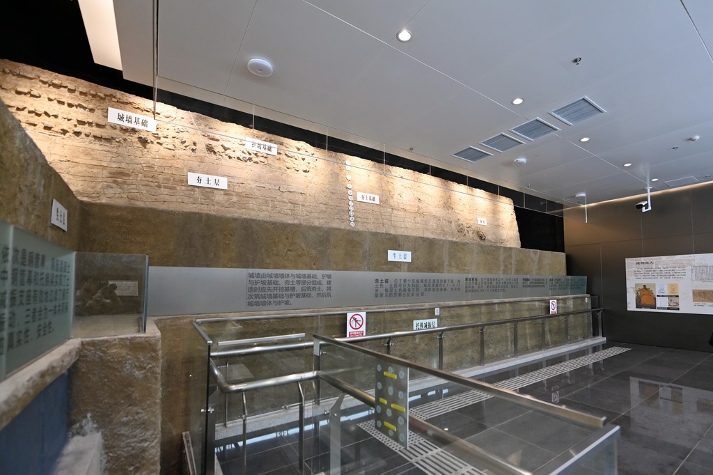 10月10日拍摄的天津卫故城东城墙遗址文物展厅内一角。