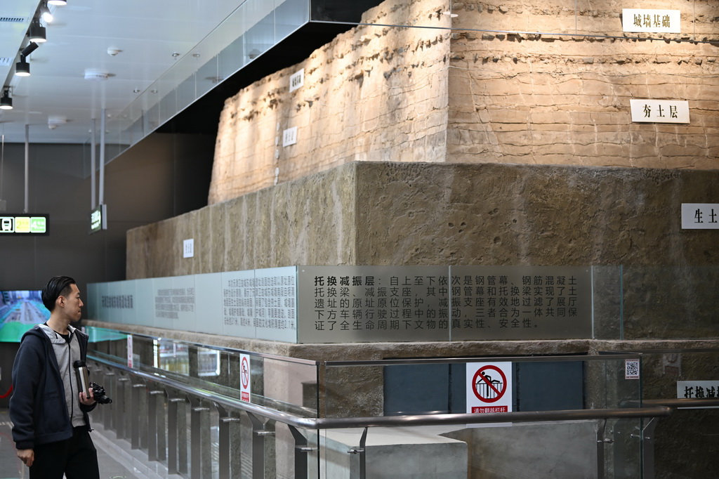 10月10日，地铁乘客在天津卫故城东城墙遗址文物展厅内参观。