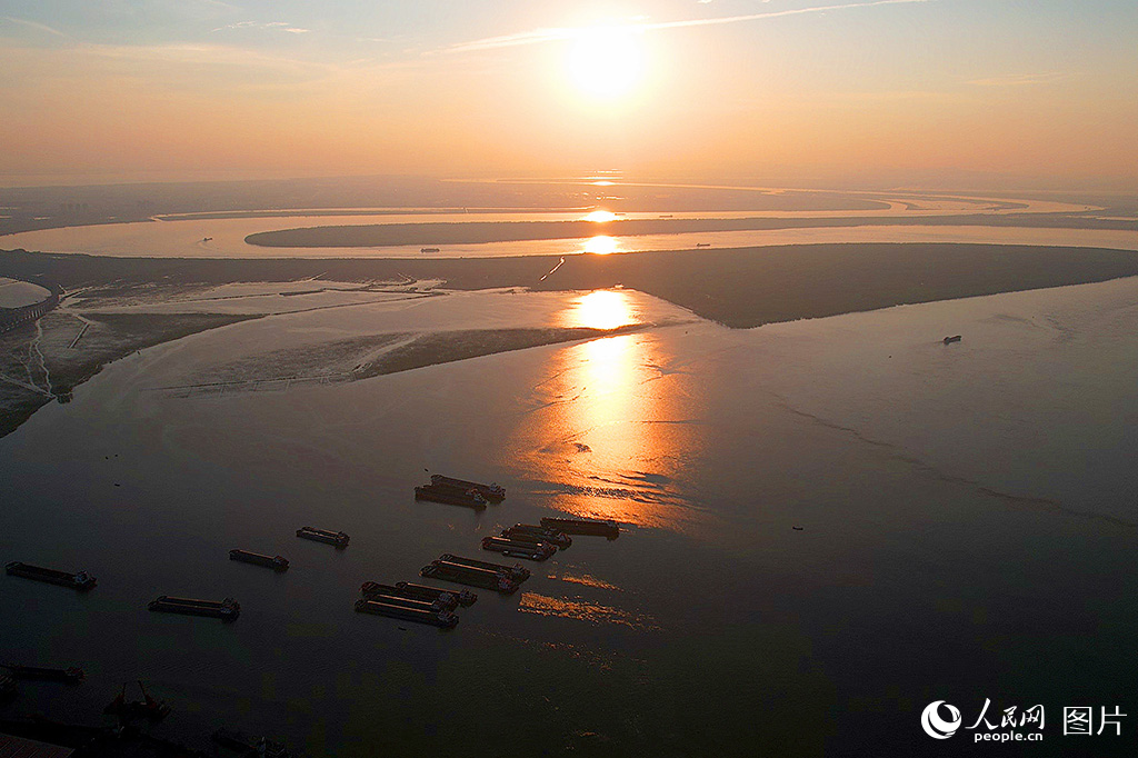 岳阳三江口，浩瀚洞庭湖与万里长江在此交汇。位于长江中游南岸的洞庭湖，是长江重要的水源地和生态功能区，素有“长江之肾”的美誉。近年来，湖南坚持“加固、扩容、疏浚、拦蓄”的系统治理方针，积极推进重要堤防加固、蓄滞洪区扩容及河道疏浚等一批补短板、惠民生的重大治理项目，着力构建“防洪、饮水、用水、河湖生态”四大水安全体系，为湖区经济社会高质量发展提供坚实保障。人民网记者 刘宾摄
