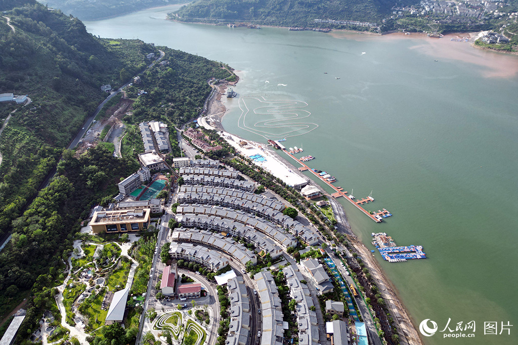 云南是长江上游重要的生态安全屏障和水源涵养地，金沙江干流在云南境内长1560公里，流经全省7个州（市），流域面积10.9万平方公里。为确保“一江清水出云南”，云南省委、省政府始终高位推动、科学谋划，采取有力举措严格落实长江保护法，强化长江经济带发展负面清单管理，持续推进生态环境保护治理和修复，促进长江经济带生态绿色高质量发展。其中，位于金沙江畔的云南省水富市云富街道邵女坪社区，近年来在改善人居环境的同时，依托高峡平湖景观发展乡村旅游，2024年日均游客量稳定在2000人次左右。人民网记者 程浩摄