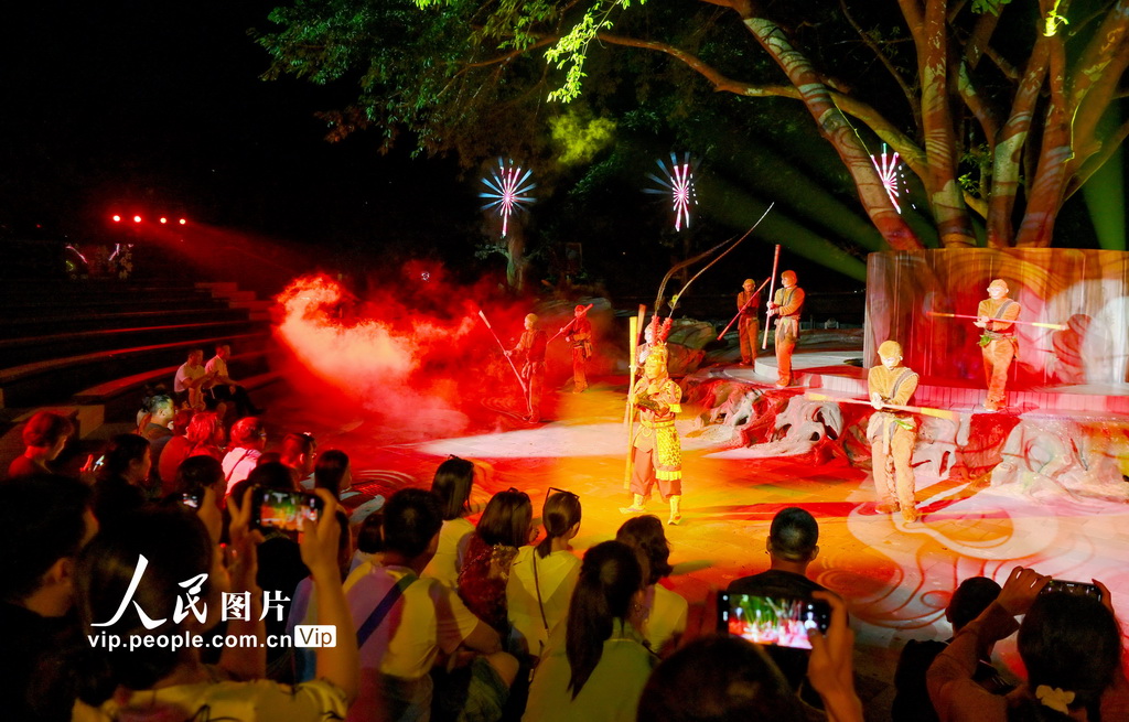 10月11日，游客在贵州省安顺市黄果树瀑布陡坡塘观赏大型实景仙幻剧《再回西游》。