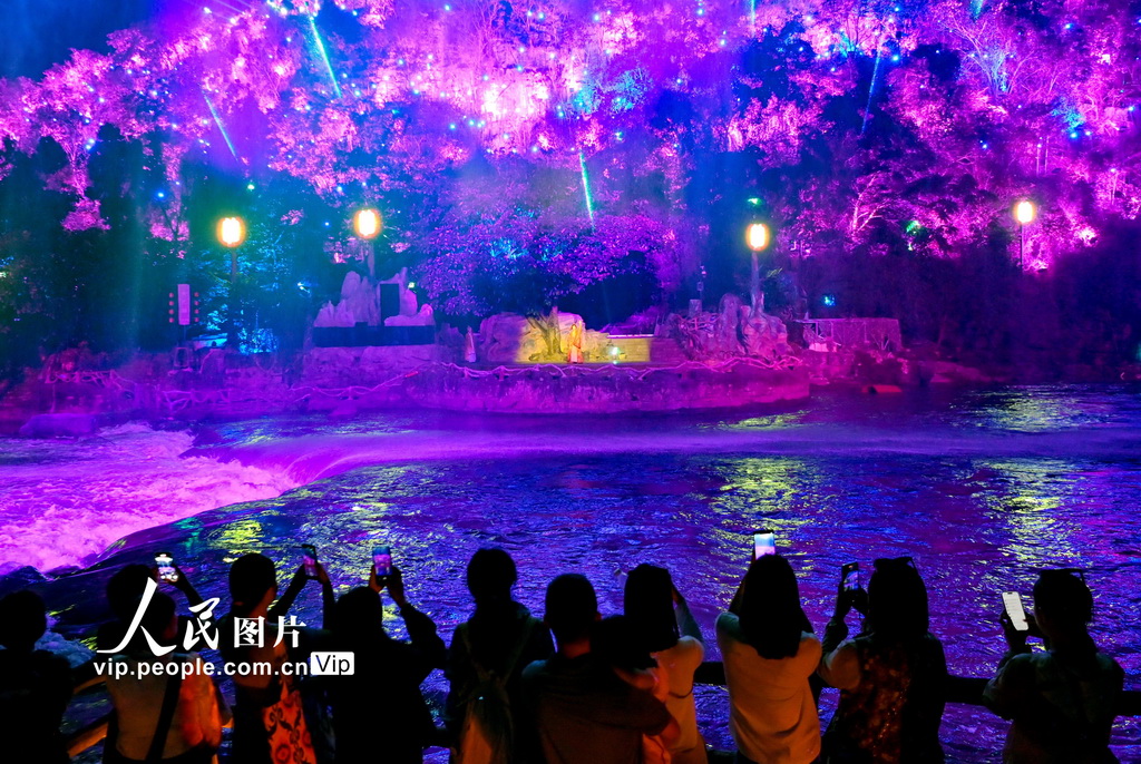 10月11日，游客在贵州省安顺市观赏黄果树瀑布陡坡塘夜景。