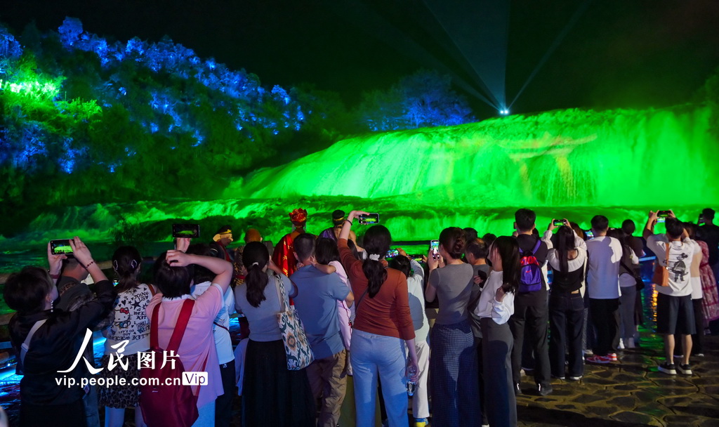 10月11日，游客在贵州省安顺市观赏黄果树瀑布陡坡塘夜景。
