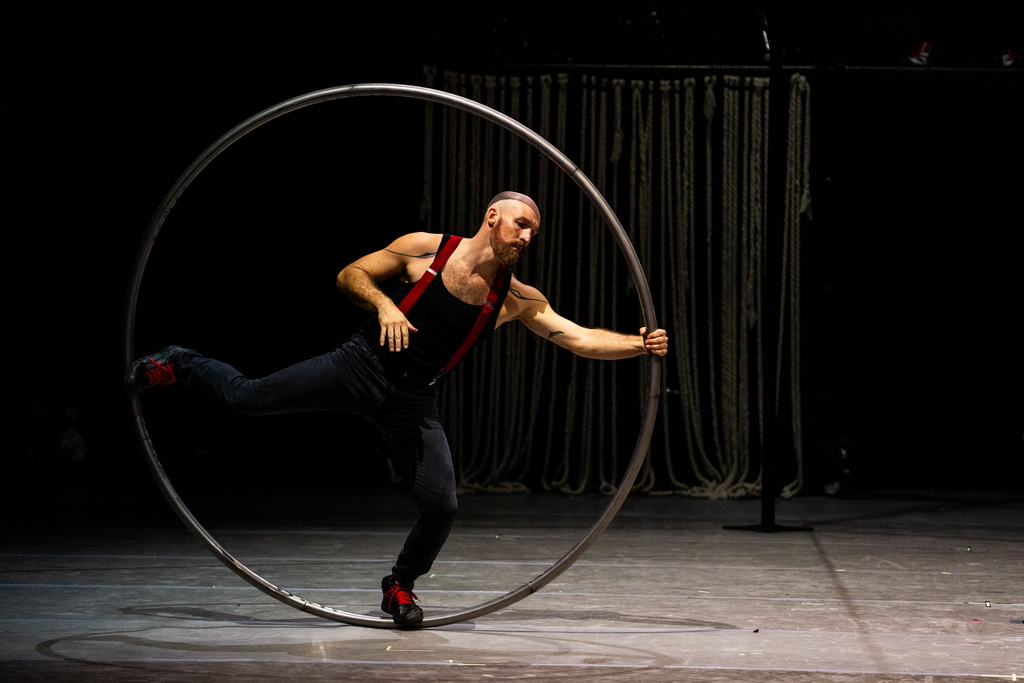 10月11日，演员在张家界永定区文化馆表演杂技《遗忘之地》。