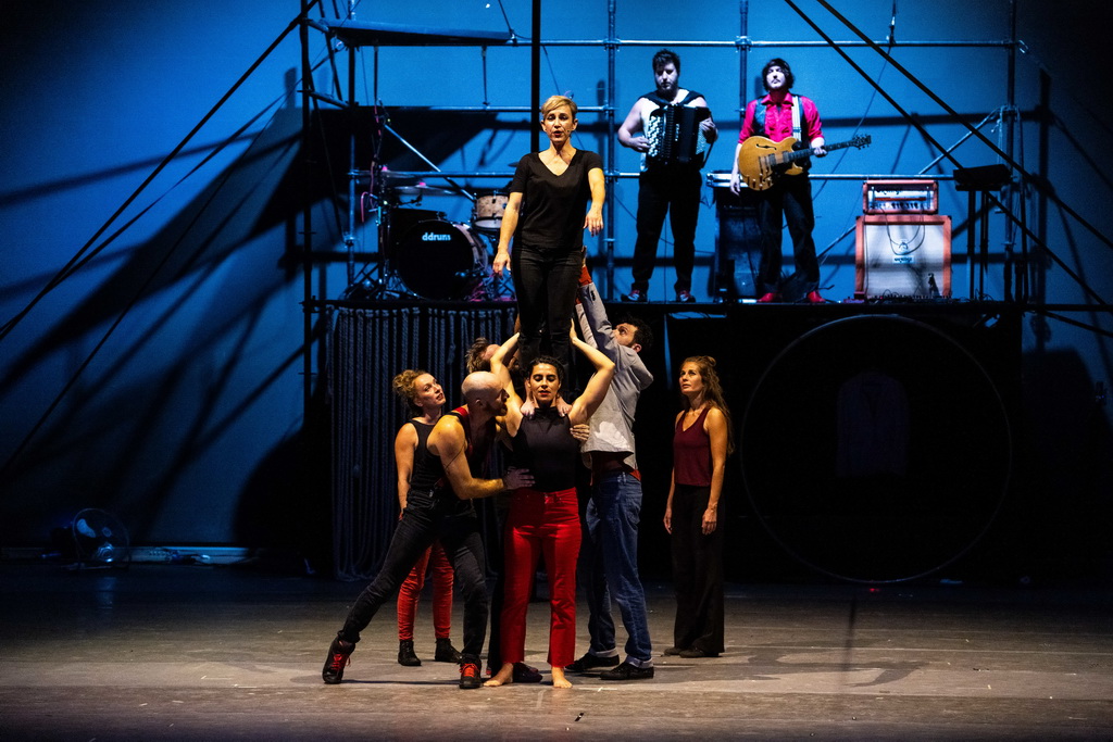 10月11日，演员在张家界永定区文化馆表演杂技《遗忘之地》。