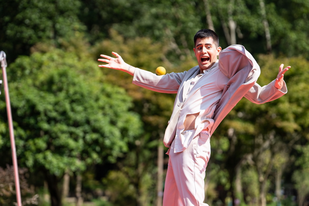 10月11日，来自智利的演员在张家界国家森林公园表演杂技《踉跄》。