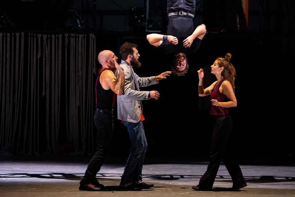 10月11日，演员在张家界永定区文化馆表演杂技《遗忘之地》。