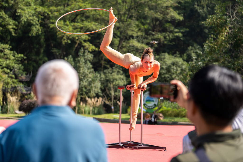 10月11日，来自德国的演员在张家界国家森林公园表演杂技《手平衡呼啦圈》。