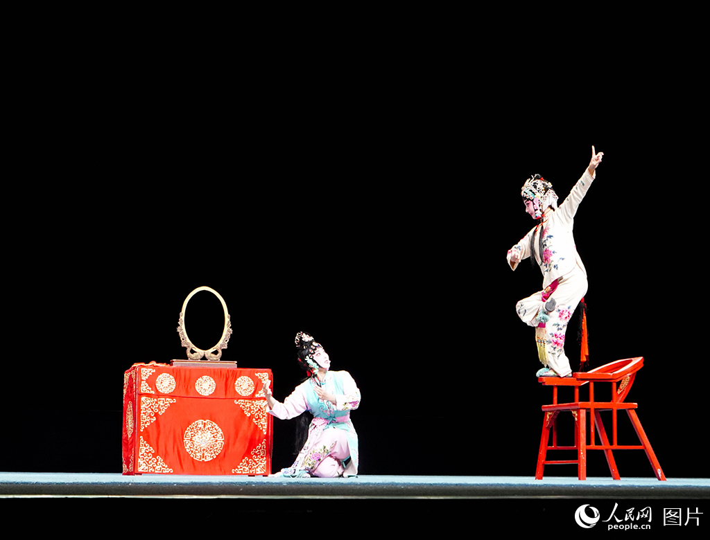 婺剧《挂画》精彩上演。