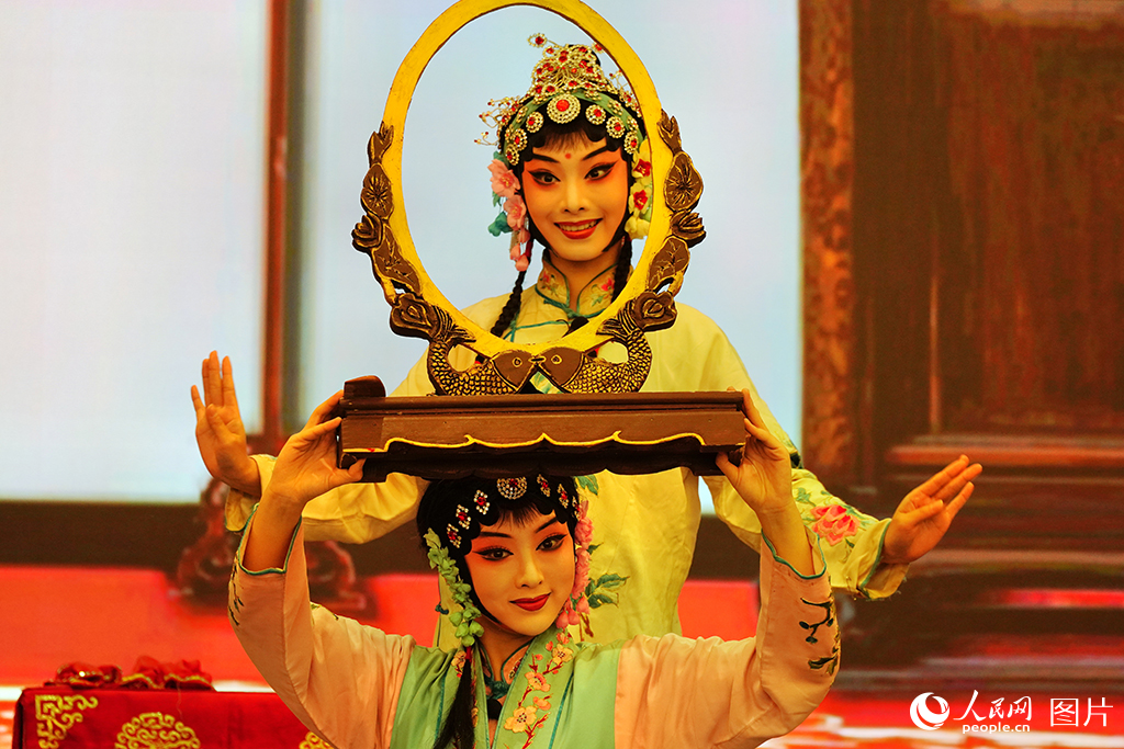 婺剧《挂画》演员合影。