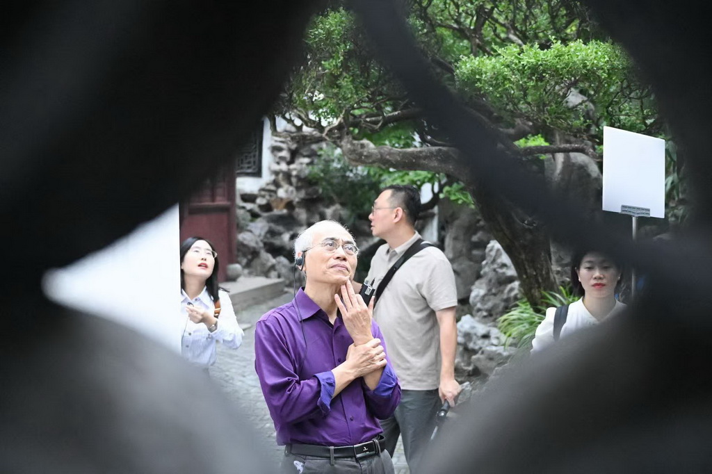 10月13日，嘉宾在上海豫园参观。新华社记者 陈浩明 摄