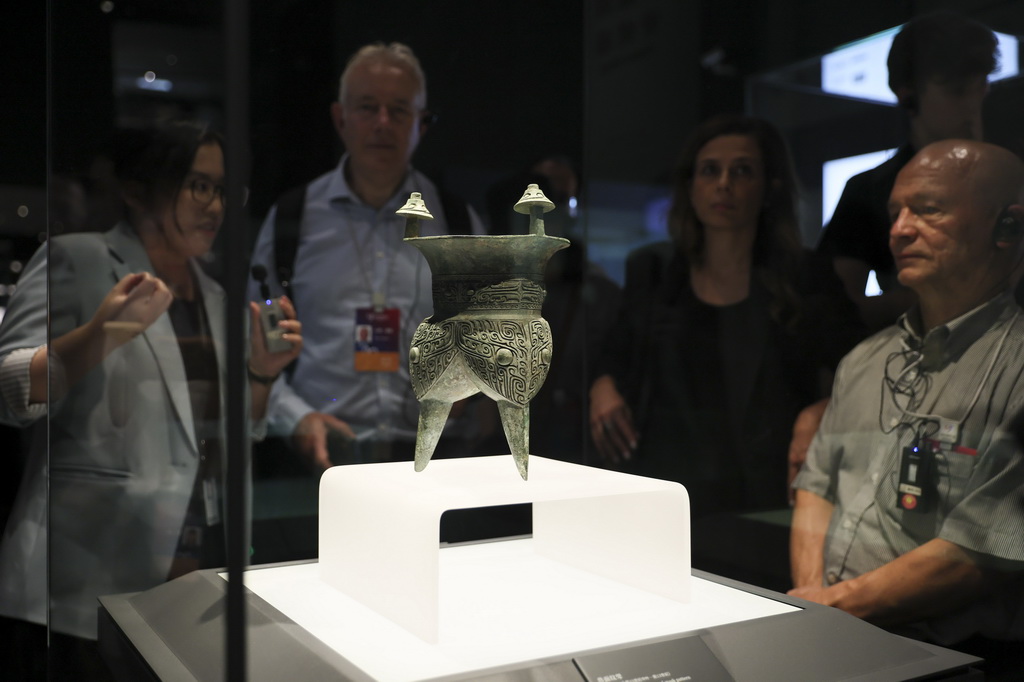 10月13日，嘉宾在上海博物馆东馆青铜馆参观。新华社记者 王翔 摄