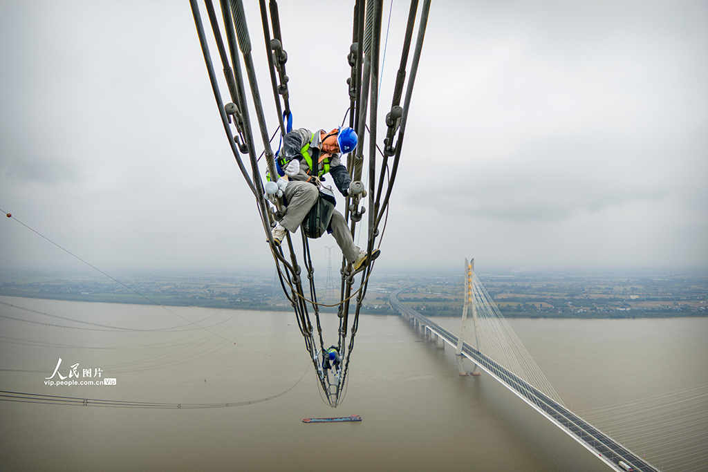 安徽枞阳：电力工人高空涂刷防冰涂料【2】