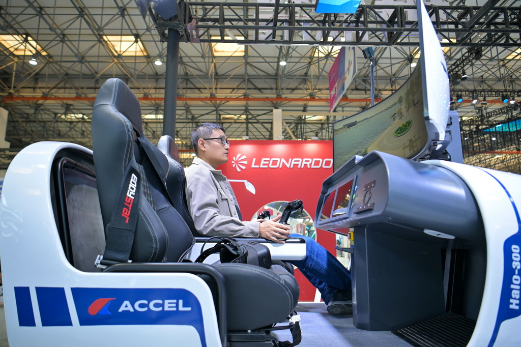 10月14日，工作人员在天津直博会直升机馆内调试模拟飞行体验设备。新华社记者 孙凡越 摄