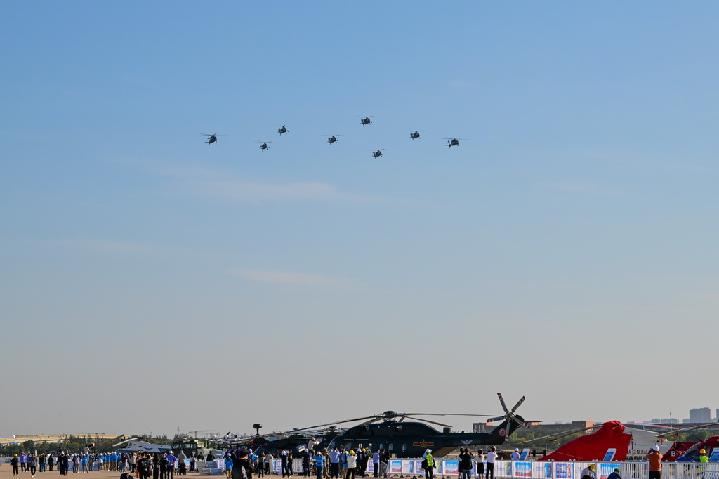 10月14日，参加飞行表演的直升机进行演练。新华社记者 孙凡越 摄