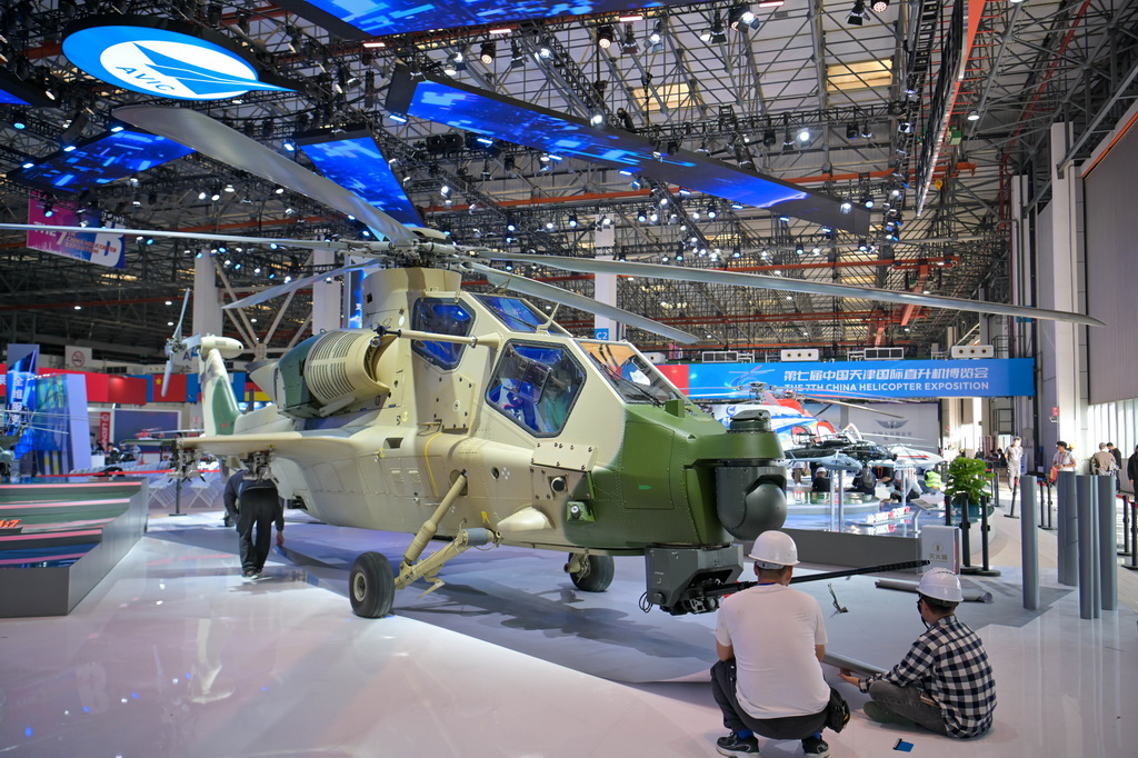 10月14日，工作人员在天津直博会直升机馆内布展。新华社记者 孙凡越 摄