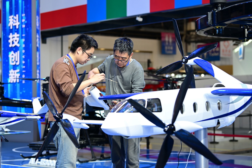 10月14日，工作人员在天津直博会直升机馆内布展。新华社记者 孙凡越 摄