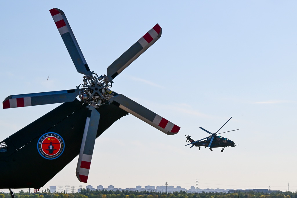 10月14日，参加飞行表演的直升机进行演练。新华社记者 孙凡越 摄