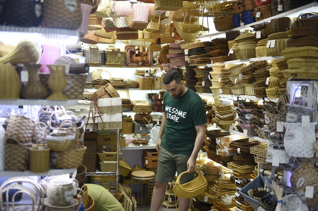 10月14日，外国客商在义乌国际商贸城一区市场的商铺内选购商品。