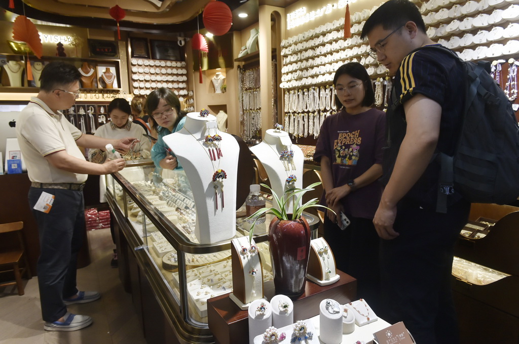 10月14日，顾客在义乌国际商贸城一区市场的商铺内选购商品。